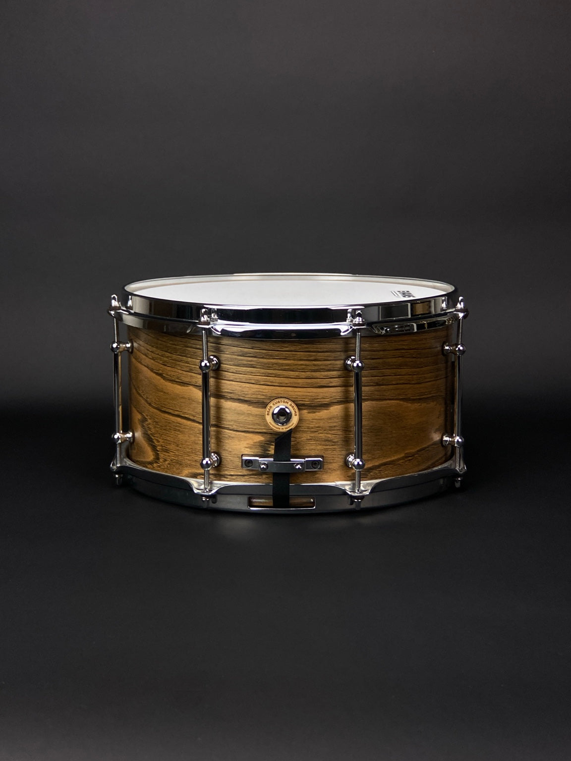 Rückansicht der Bear Custom Kastanien-Snare 13 × 7 Zoll mit Luftloch und Teppichbefestigung.
