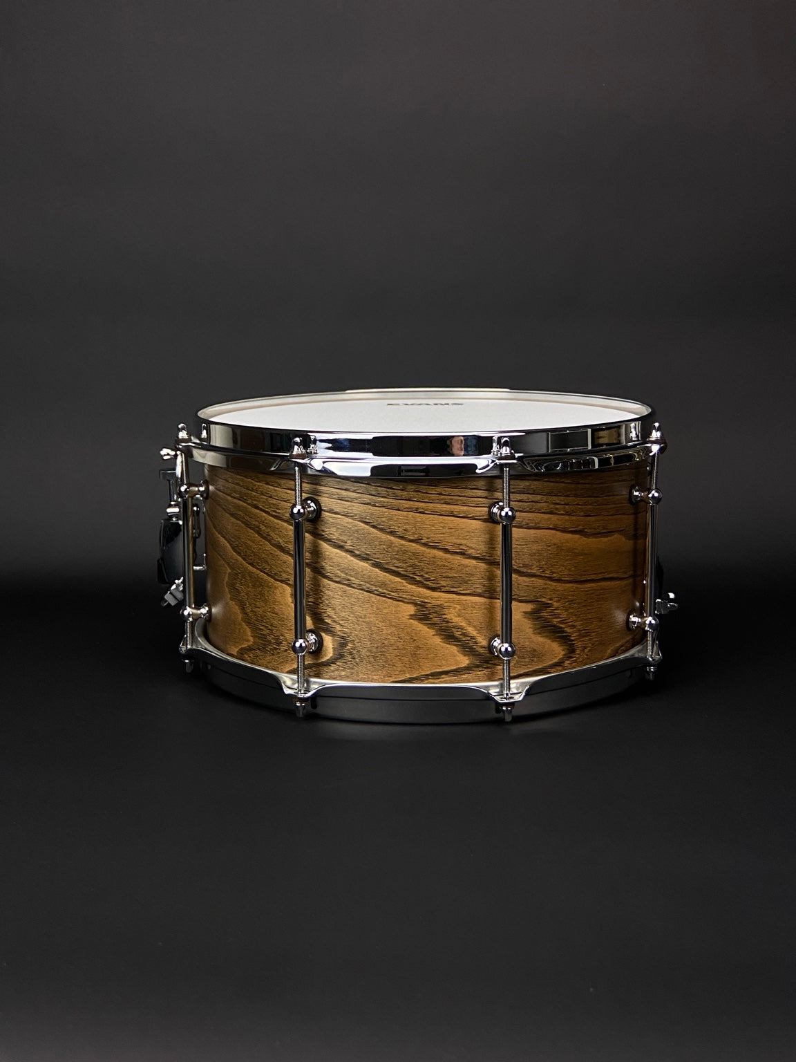 Seitenansicht der Bear Custom Snare 13 × 7 Zoll mit Kastanienmaserung und Tube Lugs.