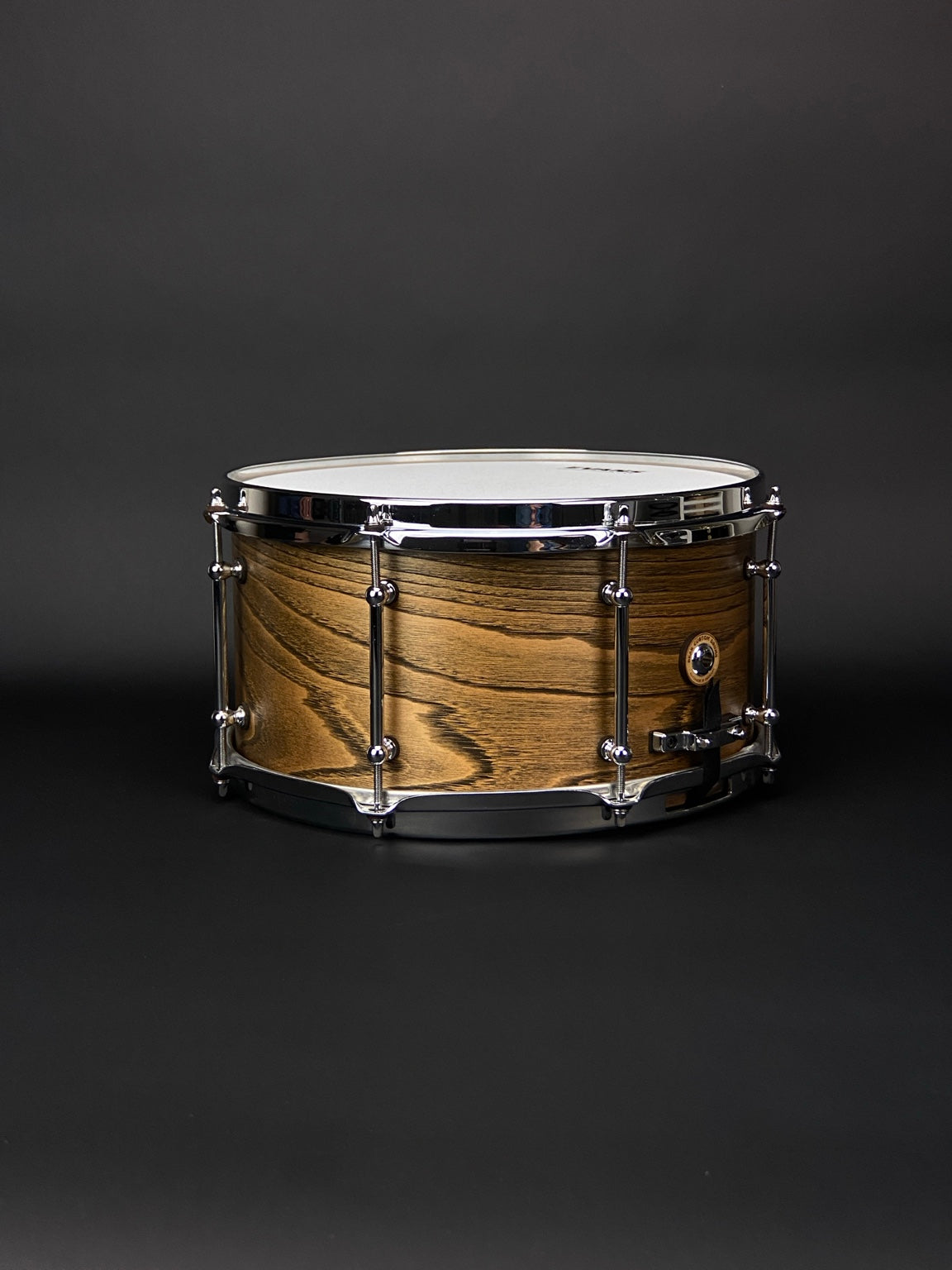 Bear Custom Kastanien-Snare 13 × 7 Zoll in schräger Rückansicht.