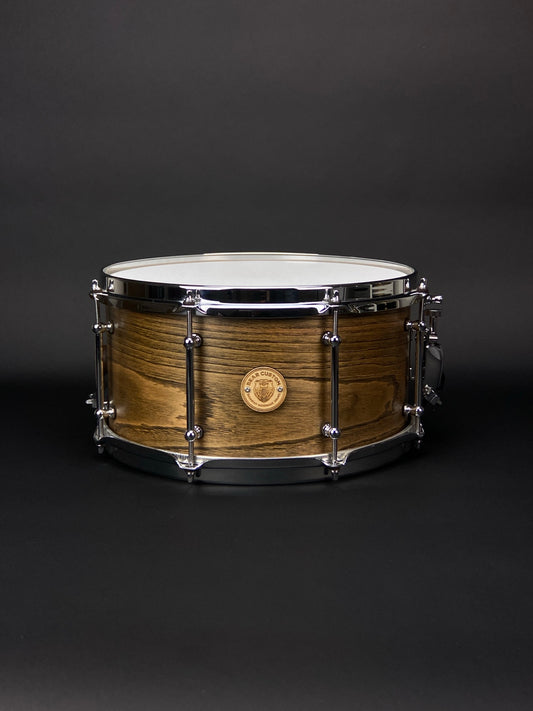 Bear Custom Snare Drum 13 × 7 Zoll mit Kessel aus 100 % Kastanie, markanter Holzmaserung und verchromter Hardware.